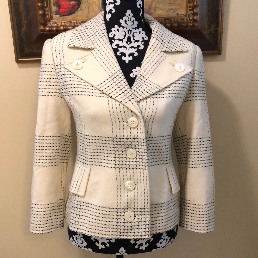 🇮🇹Valentino Boutique Classic wool tweed collar, faux pockets lined over jacket